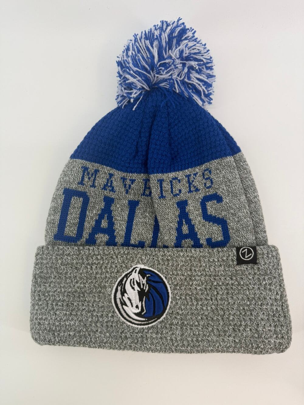New Era Dallas Mavericks NBA Tip-Off Blue Pom Pom Cuffed Knit Beanie Hat